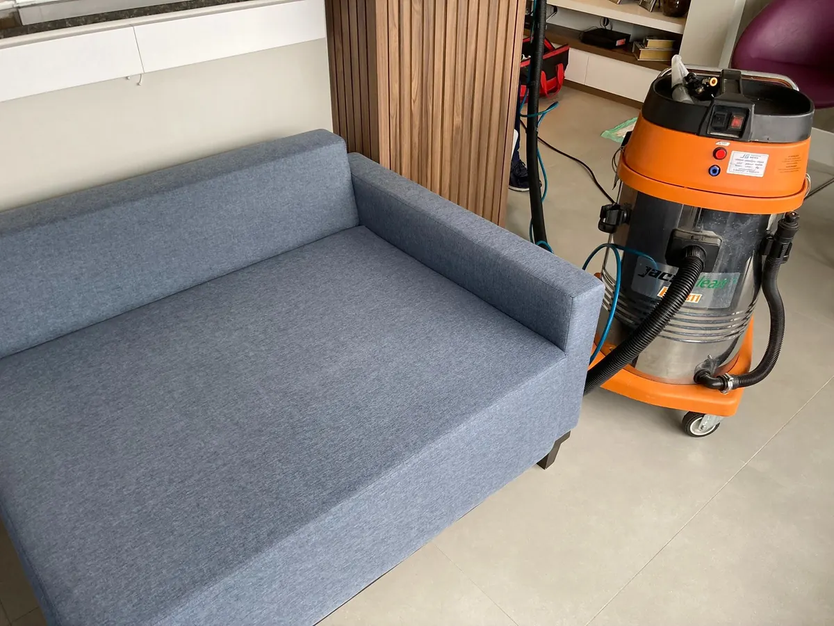 Técnico da LimpoSim realizando higienização profissional de estofado na Vila Matilde